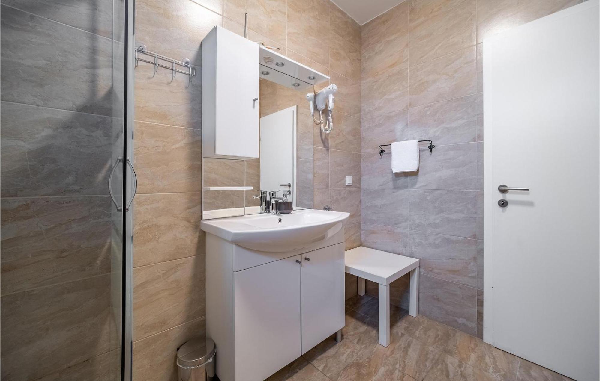 1 Bedroom Beautiful Apartment In Раковица Екстериор снимка