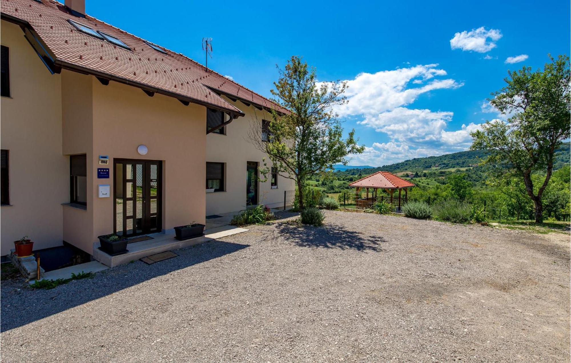 1 Bedroom Beautiful Apartment In Раковица Екстериор снимка
