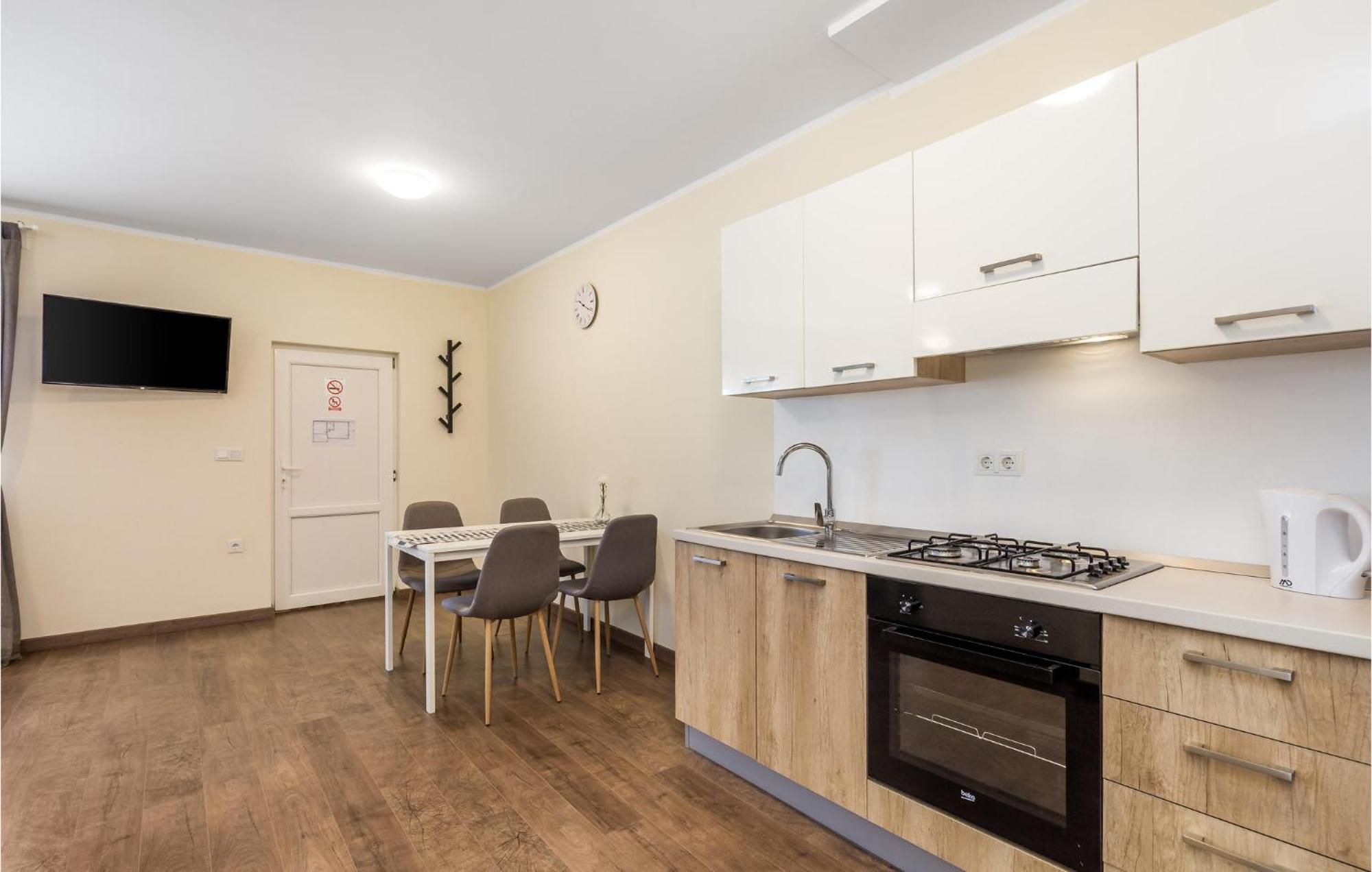 1 Bedroom Beautiful Apartment In Раковица Екстериор снимка