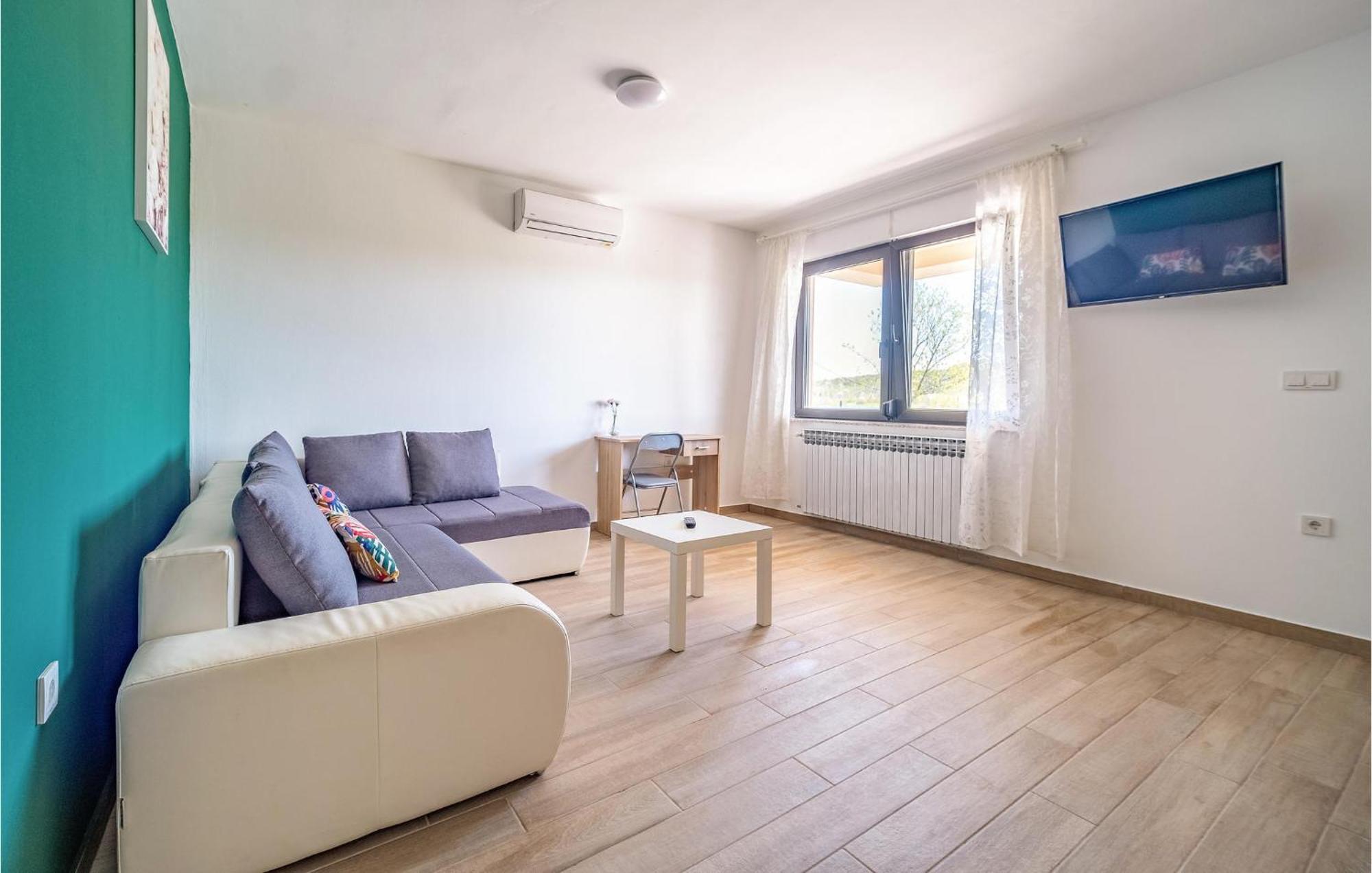 1 Bedroom Beautiful Apartment In Раковица Екстериор снимка