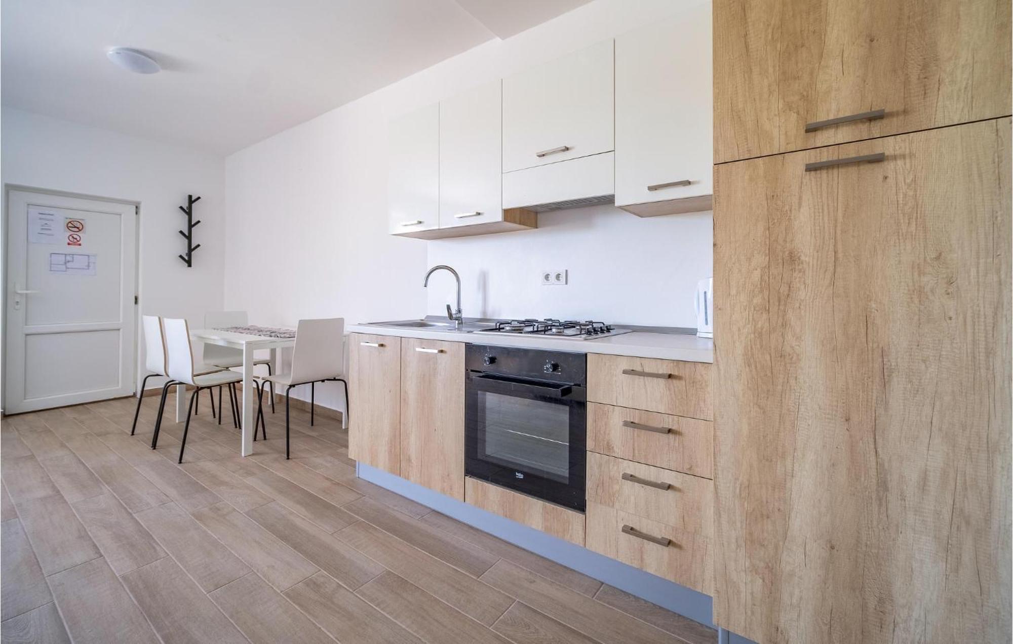 1 Bedroom Beautiful Apartment In Раковица Екстериор снимка