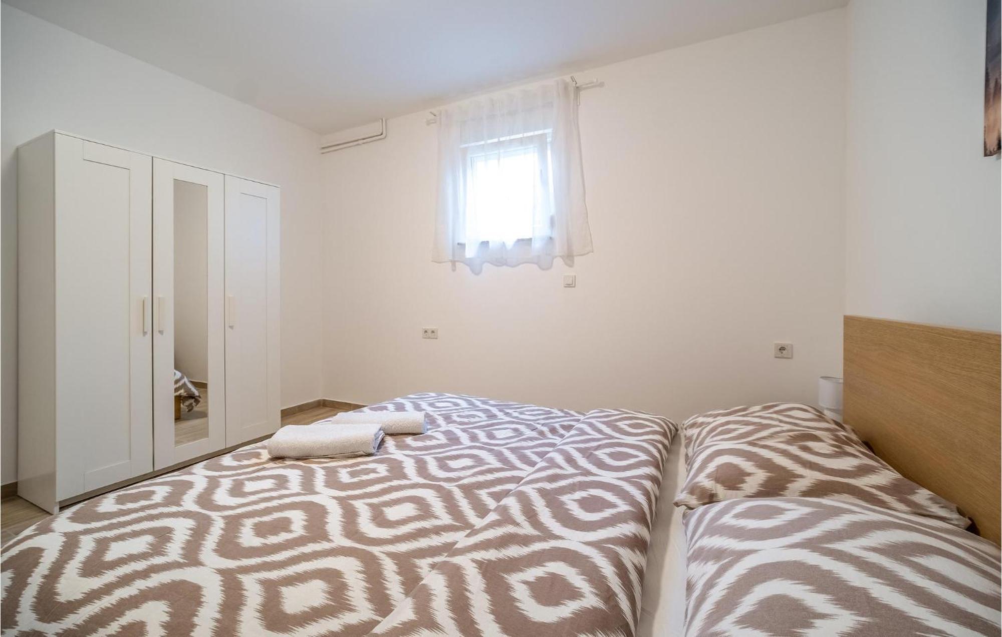 1 Bedroom Beautiful Apartment In Раковица Екстериор снимка